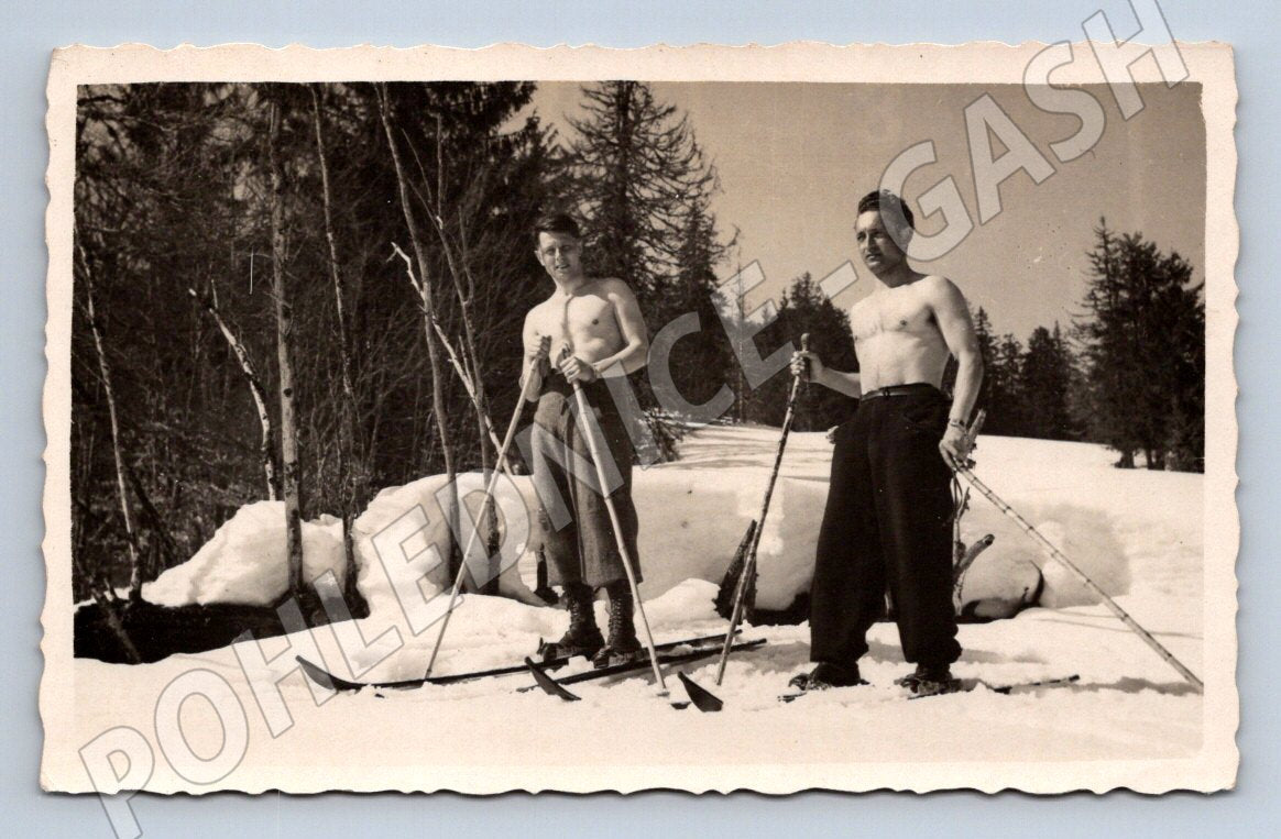 Pohlednice dva lyžaři bez košile sníh (P3078)