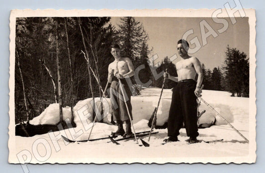 Pohlednice dva lyžaři bez košile sníh (P3078)