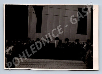 Stará fotografie shromáždění lidí s transparenty (P3086)