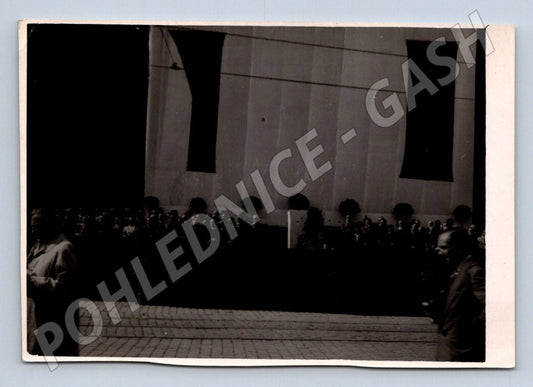 Stará fotografie shromáždění lidí s transparenty (P3086)