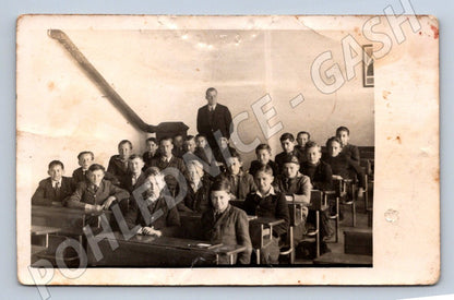 Stará fotografie skupina studentů s učitelem ve třídě (P3088)