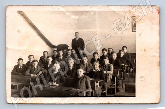 Stará fotografie skupina studentů s učitelem ve třídě (P3088)