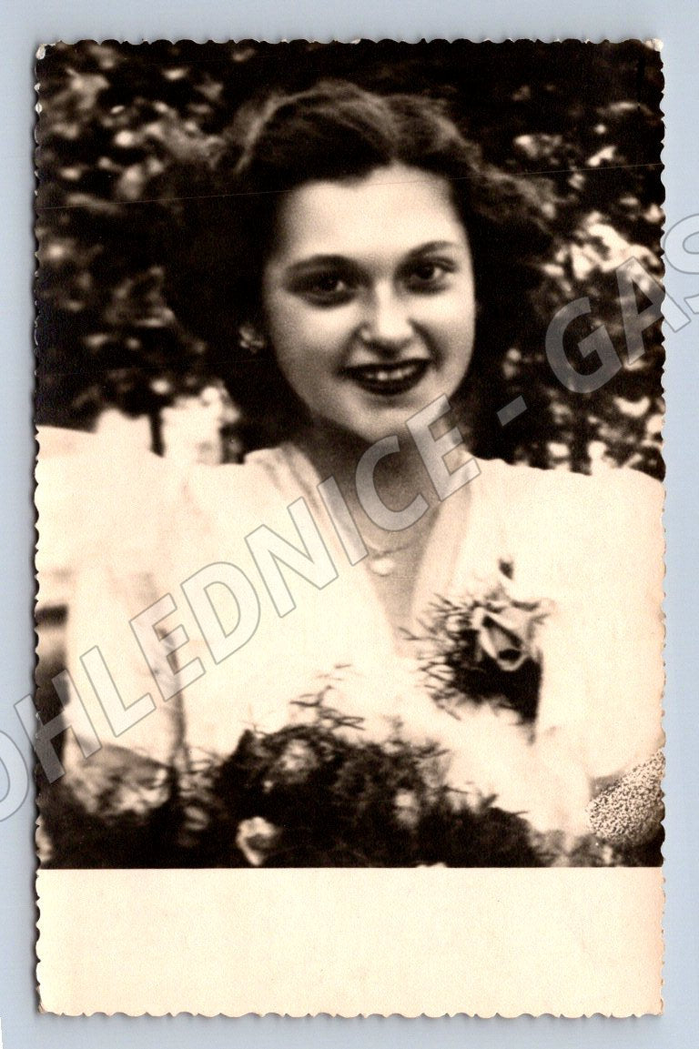 Stará fotografie usměvavá žena (P3090)