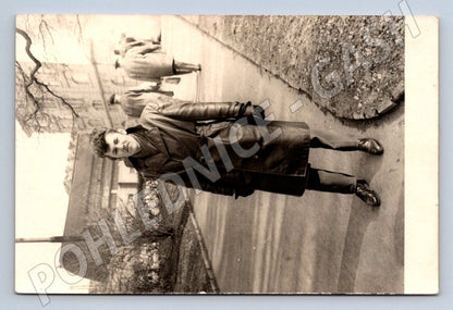 Stará fotografie mladý muž v kabátu venku (P3096)