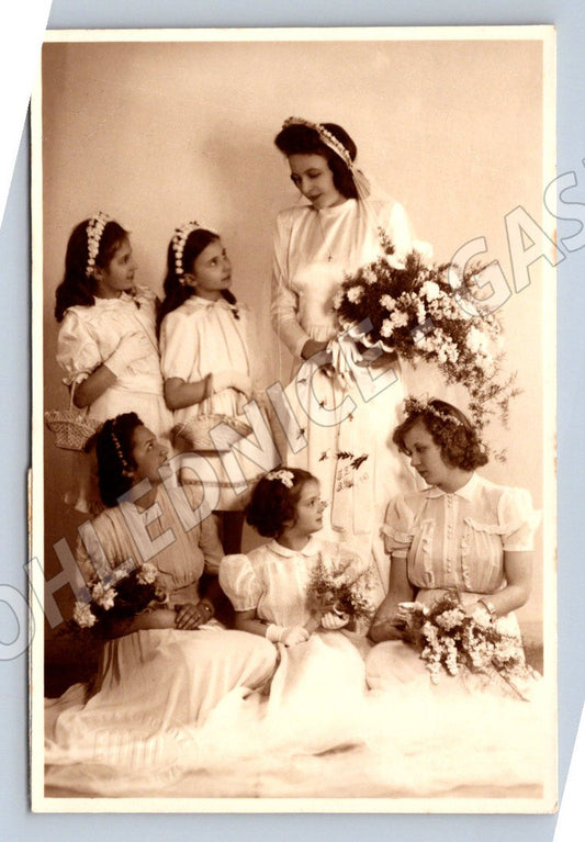 Stará fotografie skupina šesti žen v šatech s květinami (P3100)