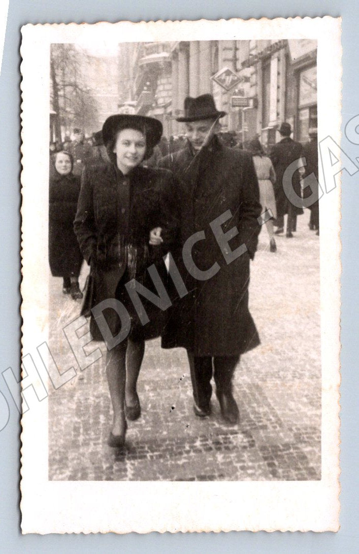 Pohlednice žena a lidé na ulici (P3102)