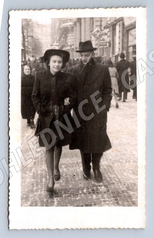 Pohlednice žena a lidé na ulici (P3102)