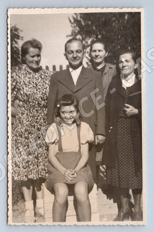 Stará fotografie rodinná skupina venku (P3107)