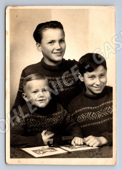 Stará fotografie tři chlapci s fotoaparátem 1952 (P3111)