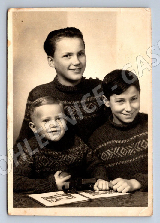 Stará fotografie tři chlapci s fotoaparátem 1952 (P3111)