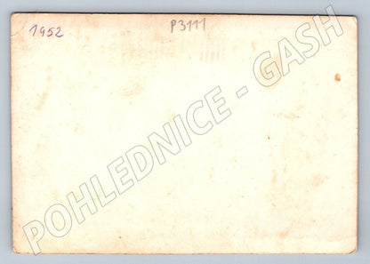 Stará fotografie tři chlapci s fotoaparátem 1952 (P3111)