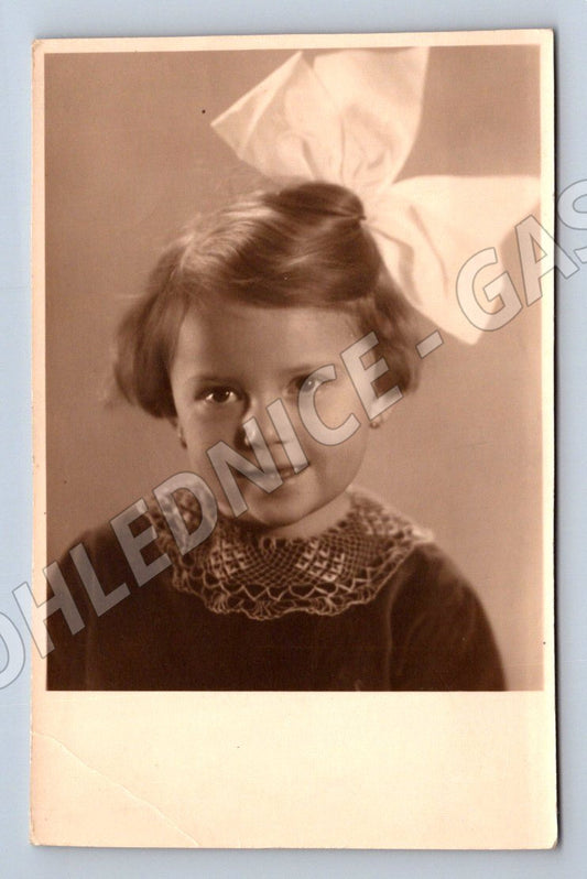 Pohlednice mladá dívka s mašlí ve vlasech (P3115)