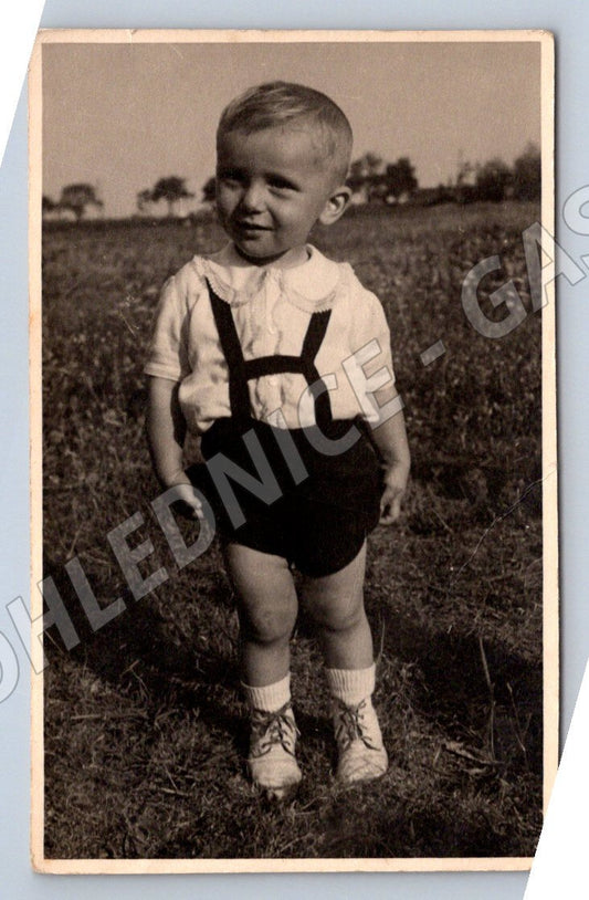 Stará fotografie dítě chlapec v kšandách (P3117)