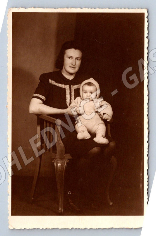 Stará fotografie žena s dítětem (P3120)