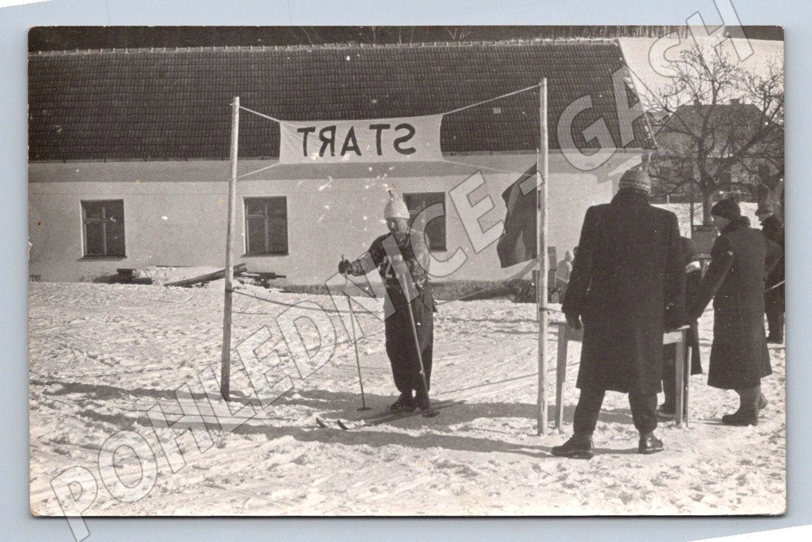 Stará fotografie zimní sportovní událost lyžař START (P3123)