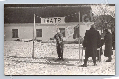 Stará fotografie zimní sportovní událost lyžař START (P3123)