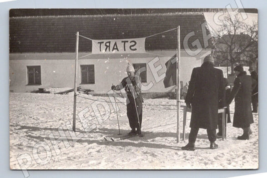 Stará fotografie zimní sportovní událost lyžař START (P3123)