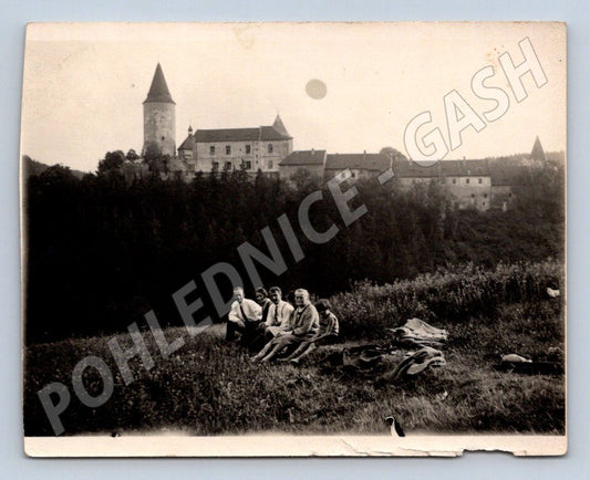 Stará fotografie skupina lidí před hradem/zámkem s věží (P3126)