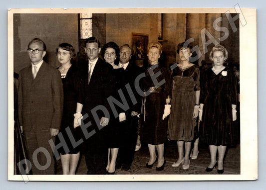 Stará fotografie skupina formálně oblečených lidí (P3128)