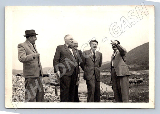 Stará fotografie pět mužů v oblecích venku (P3134)