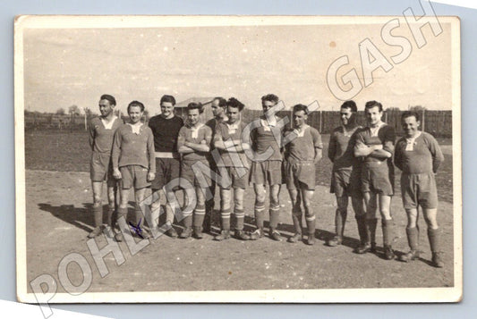 Stará fotografie skupina fotbalistů na hřišti (P3137)