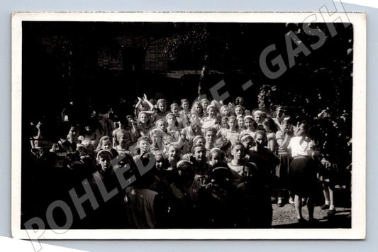 Stará fotografie velká skupina dívek venku (P3138)