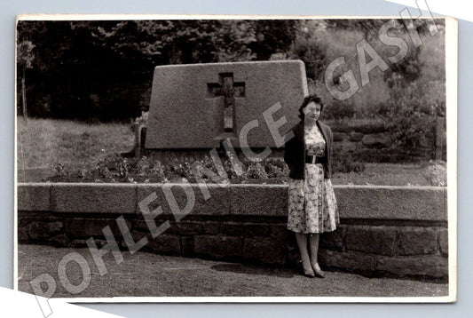 Stará fotografie žena před památníkem s křížem (P3141)