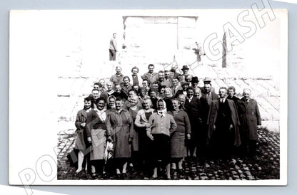 Stará fotografie skupina mužů a žen na kamenných schodech (P3147)