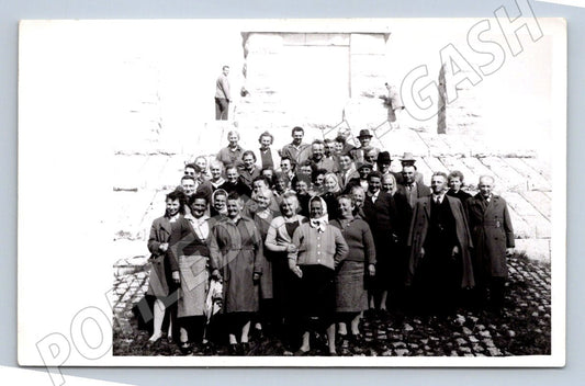 Stará fotografie skupina mužů a žen na kamenných schodech (P3147)