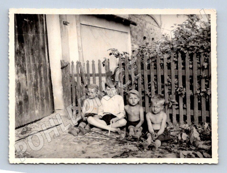 Stará fotografie čtyři chlapci sedí venku (P3150)