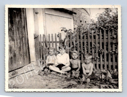 Stará fotografie čtyři chlapci sedí venku (P3150)