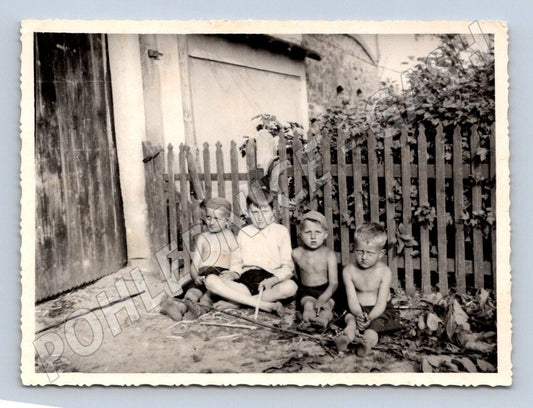 Stará fotografie čtyři chlapci sedí venku (P3150)
