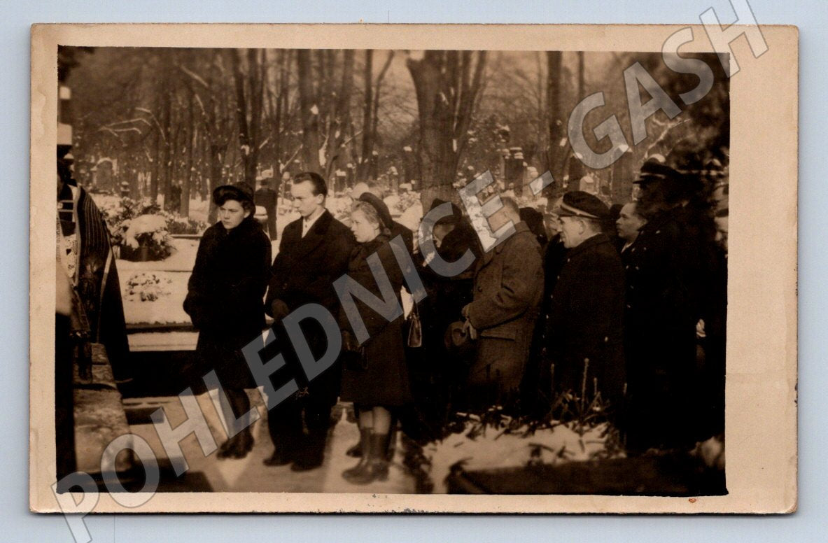 Pohlednice Praha smuteční shromáždění na sněhu 1940 (P3158)