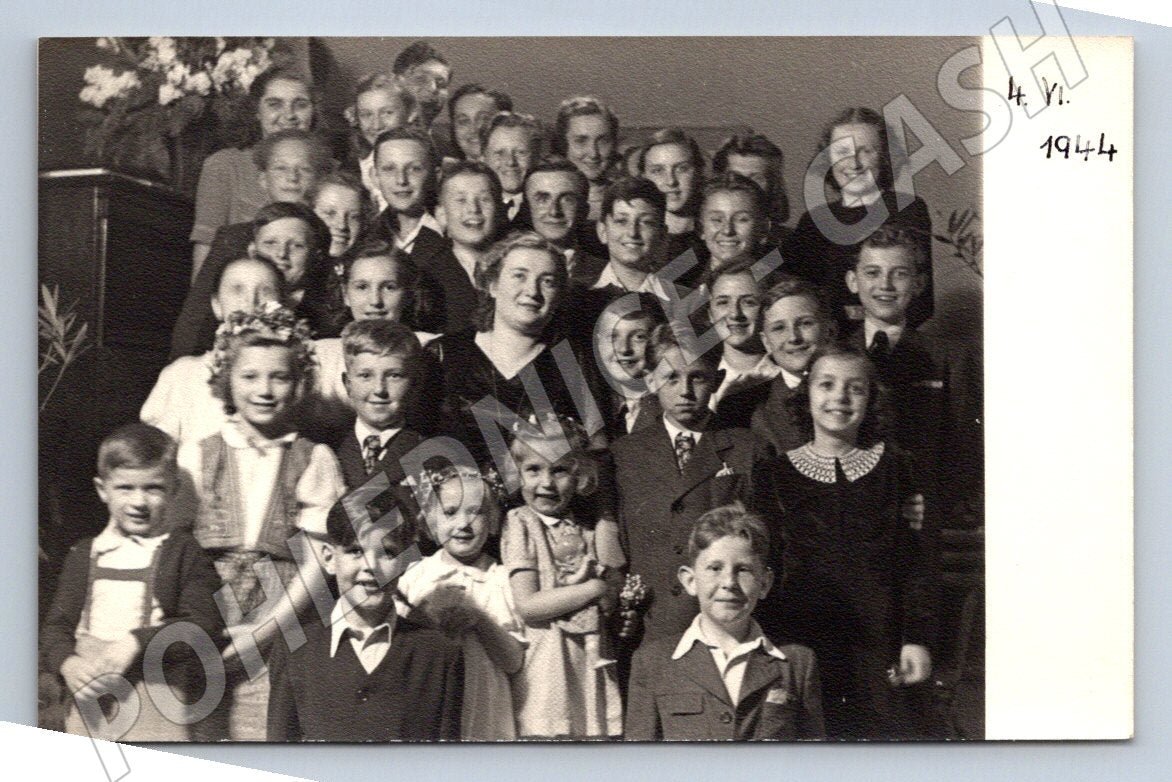 Stará fotografie skupina dětí a dospělých 1944 (P3160)
