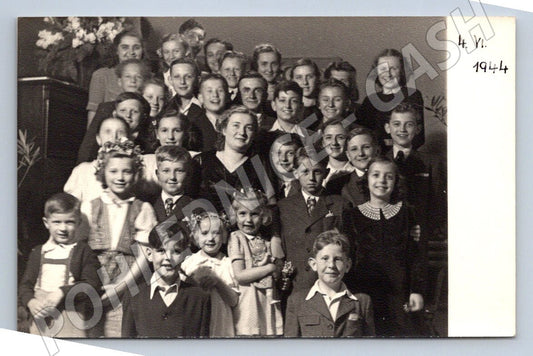 Stará fotografie skupina dětí a dospělých 1944 (P3160)