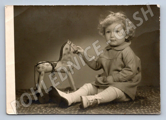 Stará fotografie malé dítě s houpacím koněm (P3161)