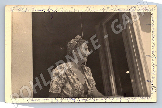 Pohlednice Praha žena v okně 1968 (P3174)