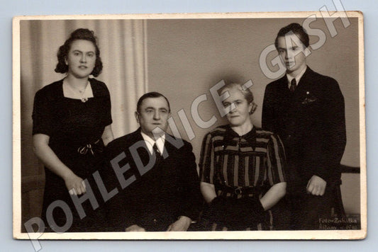 Stará fotografie Křtiny rodinný portrét 1941 (P3179)