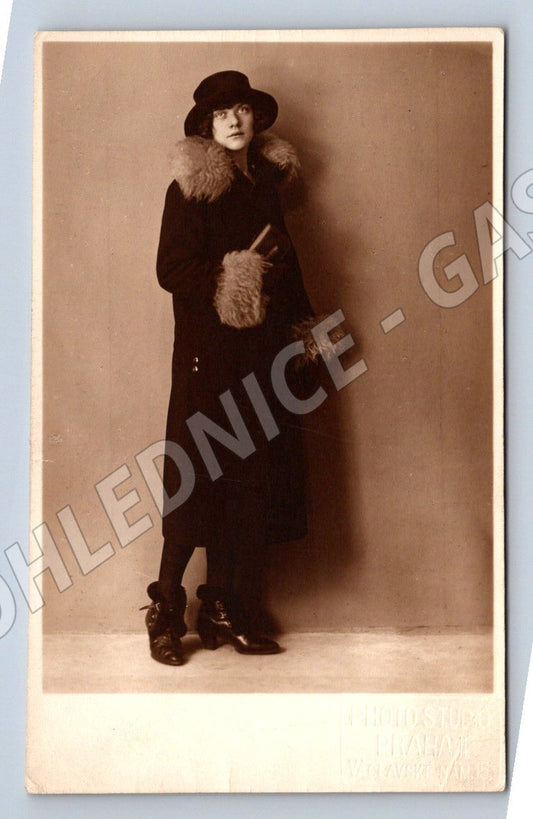 Pohlednice Praha portrét ženy ateliér 1925 (P3184)