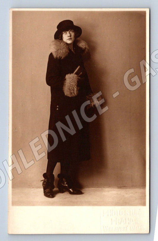 Pohlednice Praha žena v kožichu ateliér 1925 (P3185)