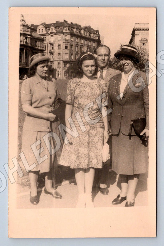 Stará fotografie skupina čtyř lidí s budovami (P3187)
