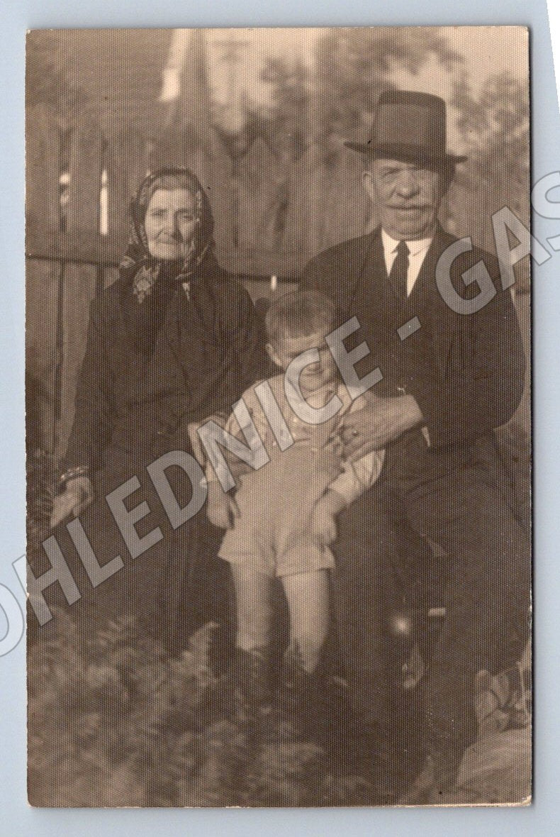 Stará fotografie rodinný portrét s dítětem (P3189)