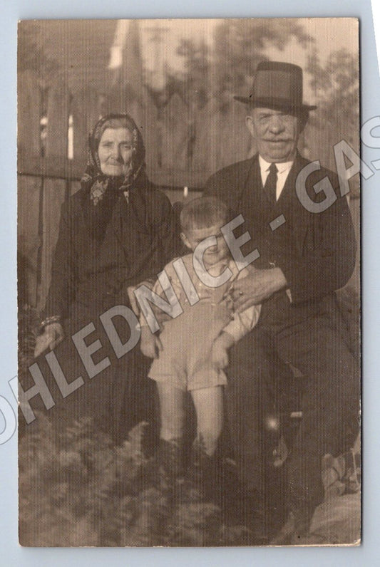 Stará fotografie rodinný portrét s dítětem (P3189)