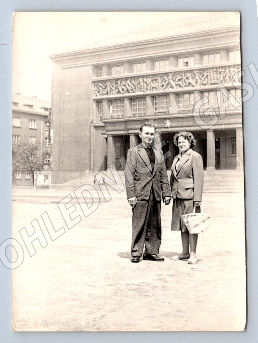 Stará fotografie pár před zdobenou budovou (P3196)