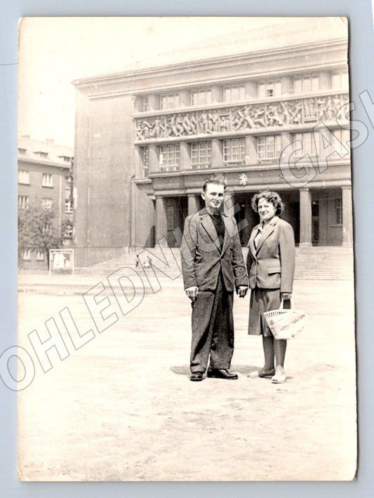 Stará fotografie pár před zdobenou budovou (P3196)