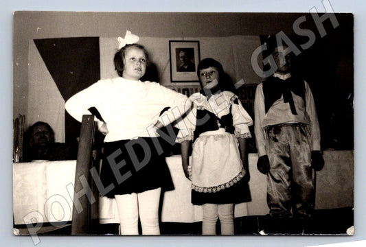 Stará fotografie děti na jevišti představení (P3202)