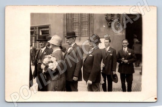 Stará fotografie Praha skupina formálně oblečených lidí (P3207)