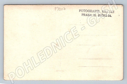 Stará fotografie Praha skupina formálně oblečených lidí (P3207)