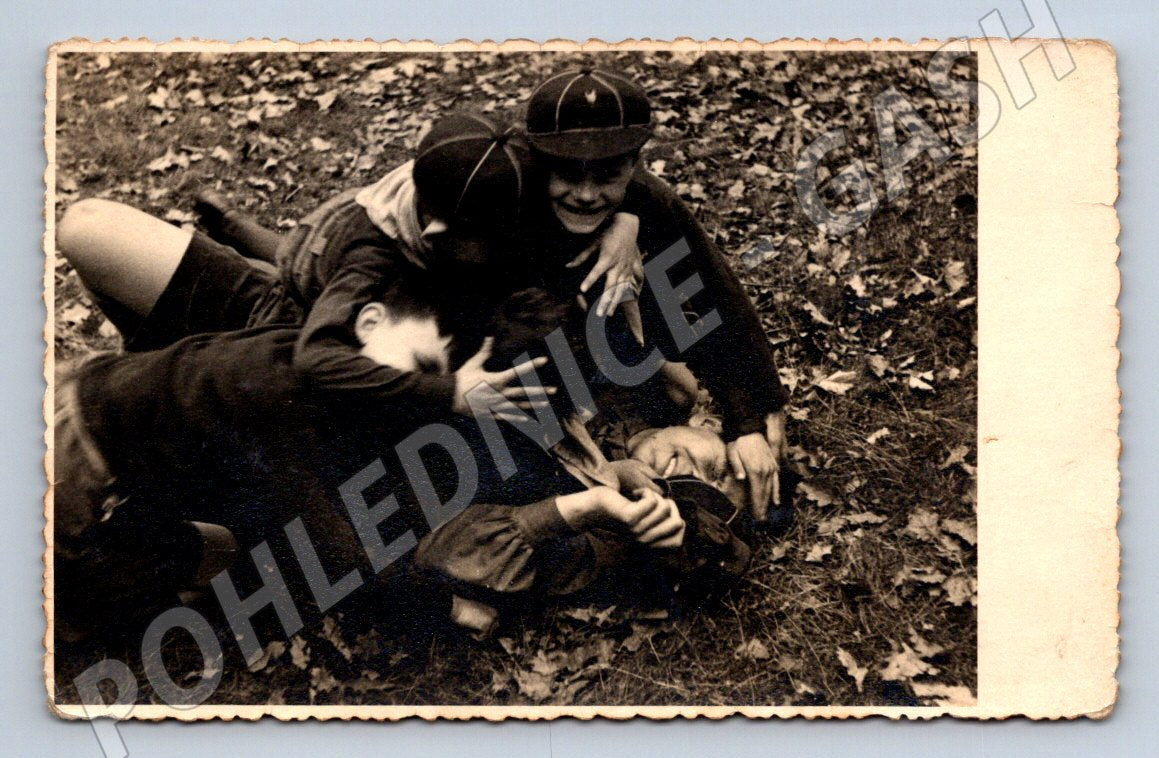 Pohlednice Praha chlapci v listí 1936 (P3219)