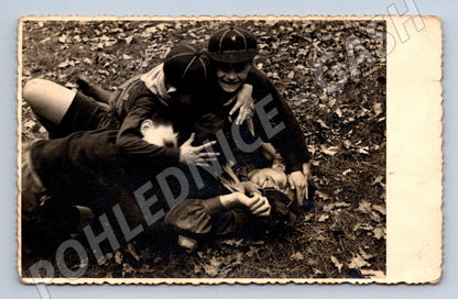 Pohlednice Praha chlapci v listí 1936 (P3219)